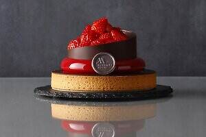 東京マリオットホテル25年クリスマスケーキ、まるで"バラ"ケーキ＆鮮やかレッドのブッシュドノエル｜写真4