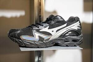 ミズノショップ ニュウマン高輪、ブラック＆シルバーの限定色スニーカー「ウェーブライダー 10」