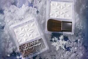 セザンヌ2025年クリスマスコスメ"色変する？”初雪イメージ限定ハイライター
