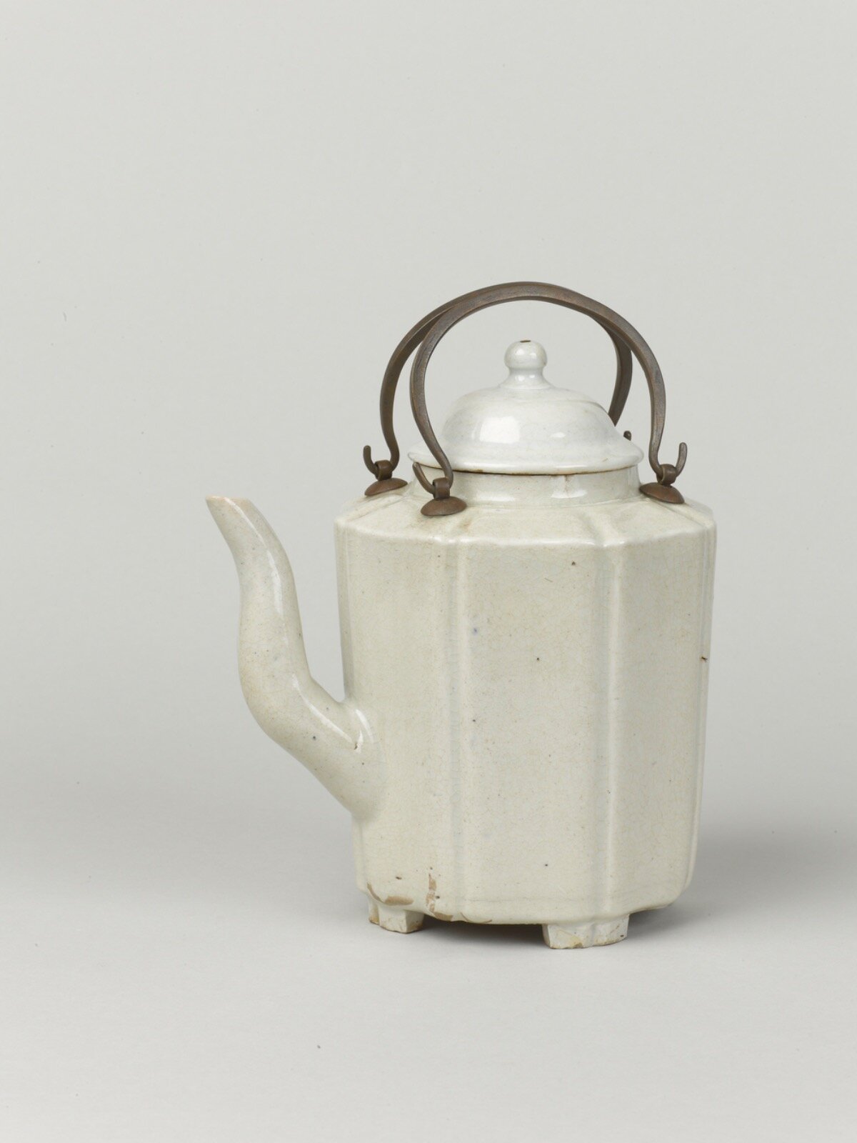 青木木米作 《白磁水注 「花月菴茶寮置 聾米造」銘》 田中鶴翁所用 大阪市立美術館寄託品 写真:アートビジョン 加藤成文