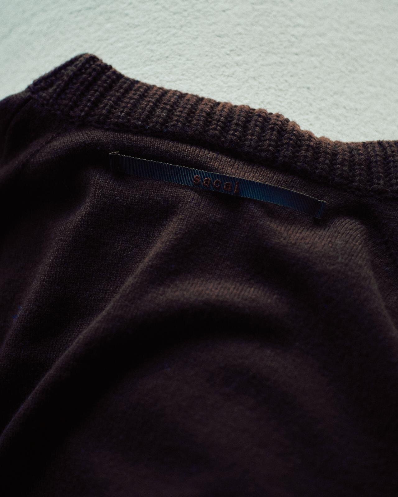 sacaiのカラーニット、幅広リブのカーディガン＆ダブルジップブルゾンも｜写真3