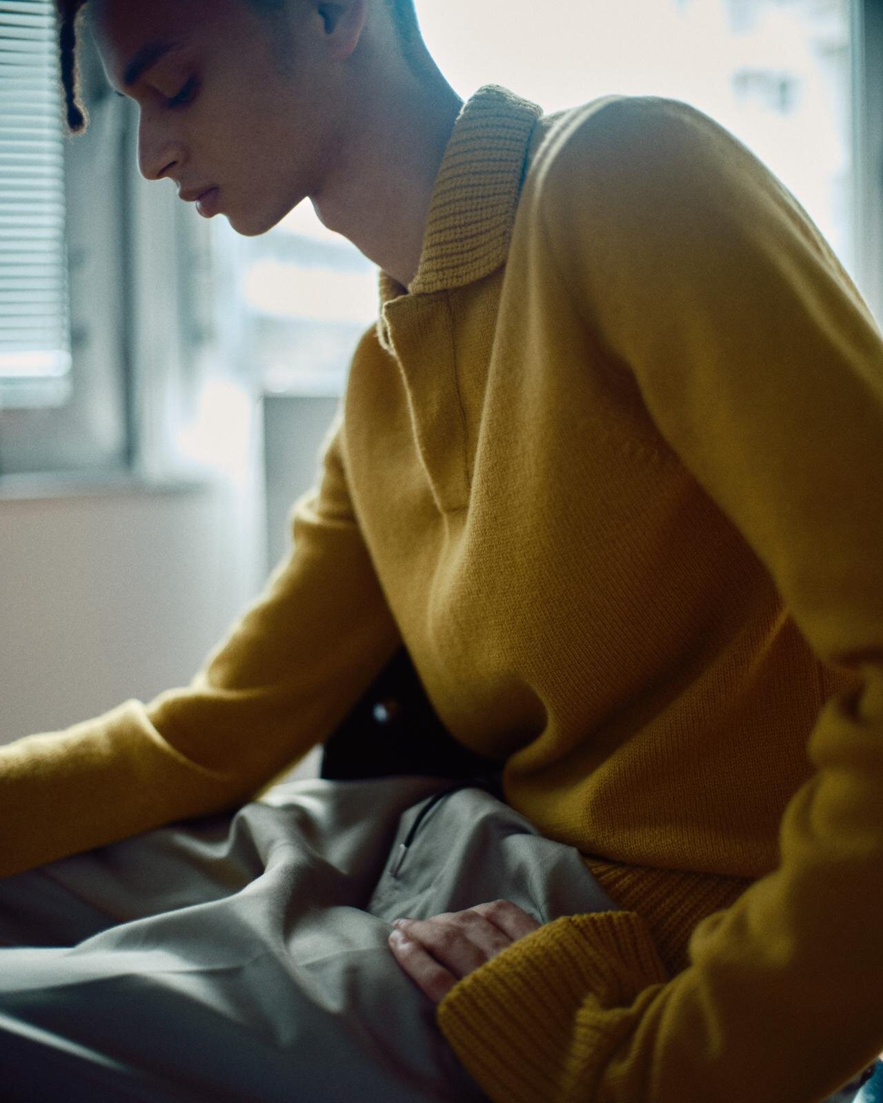 sacaiのカラーニット、幅広リブのカーディガン＆ダブルジップブルゾンも｜写真11