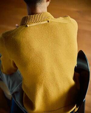 sacaiのカラーニット、幅広リブのカーディガン＆ダブルジップブルゾンも｜写真2