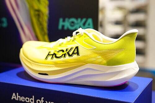 ホカの新ストアがニュウマン高輪に - 人気トレランシューズから定番スニーカーまで、東京限定Tシャツも