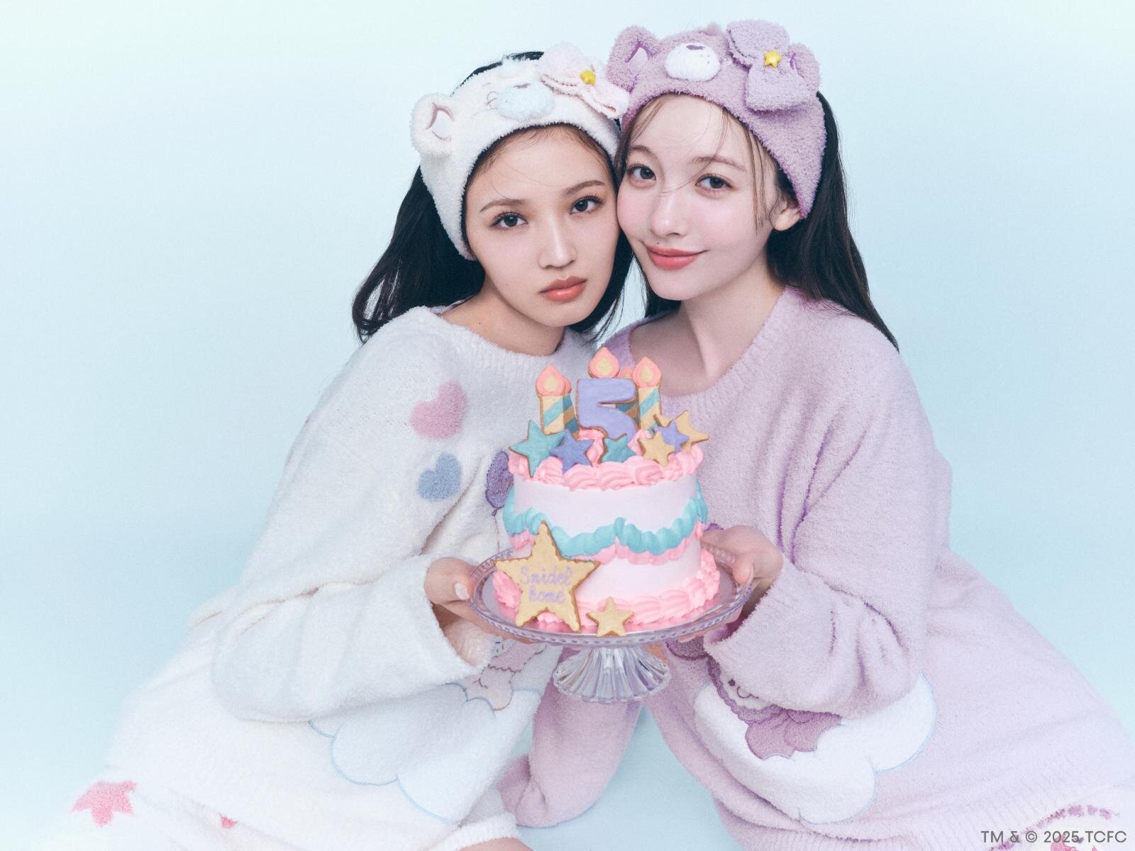 プルオーバー 9,460円、ニットヘアターバン 3,960円