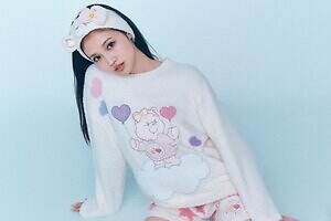 「ケアベア」×スナイデル ホーム、“ふわもこ”感触のルームウェアや顔付きスリッパ