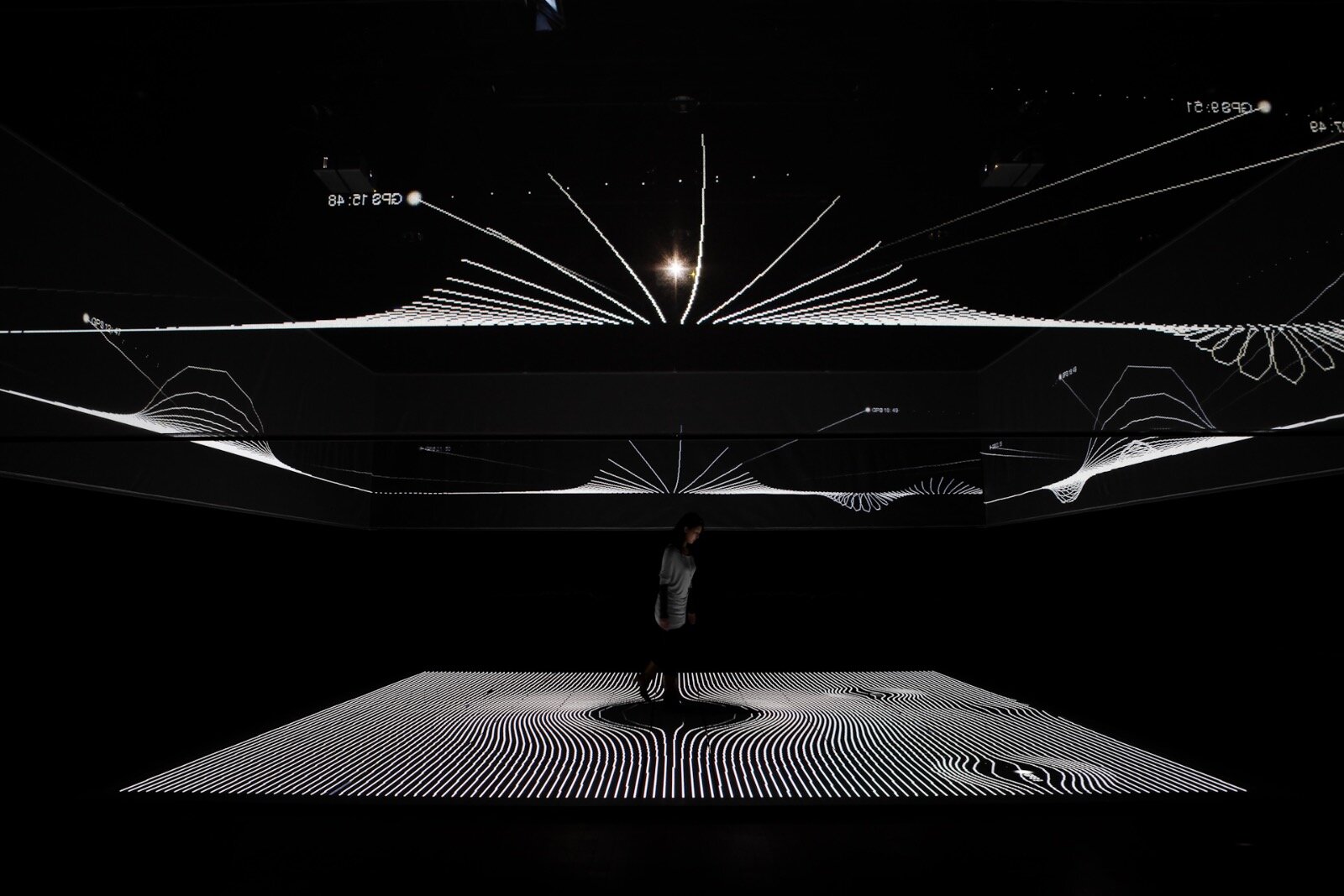 “知覚の相互作用”メディア・テクノロジーで探る大型インスタレーション、三上晴子の展覧会が東京・新宿で