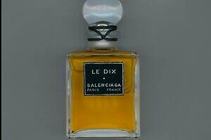 バレンシアガが10種のフレグランスコレクションを発表、メゾン初の香水を再構築