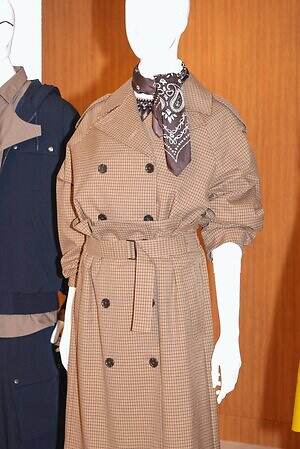 GU×ロク、“後ろギャザー”のショートトレンチコートやうさぎ柄ジャカードニット｜写真28