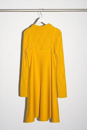 GU×ロク、“後ろギャザー”のショートトレンチコートやうさぎ柄ジャカードニット｜写真12