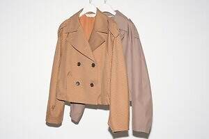 GU×ロク、“後ろギャザー”のショートトレンチコートやうさぎ柄ジャカードニット