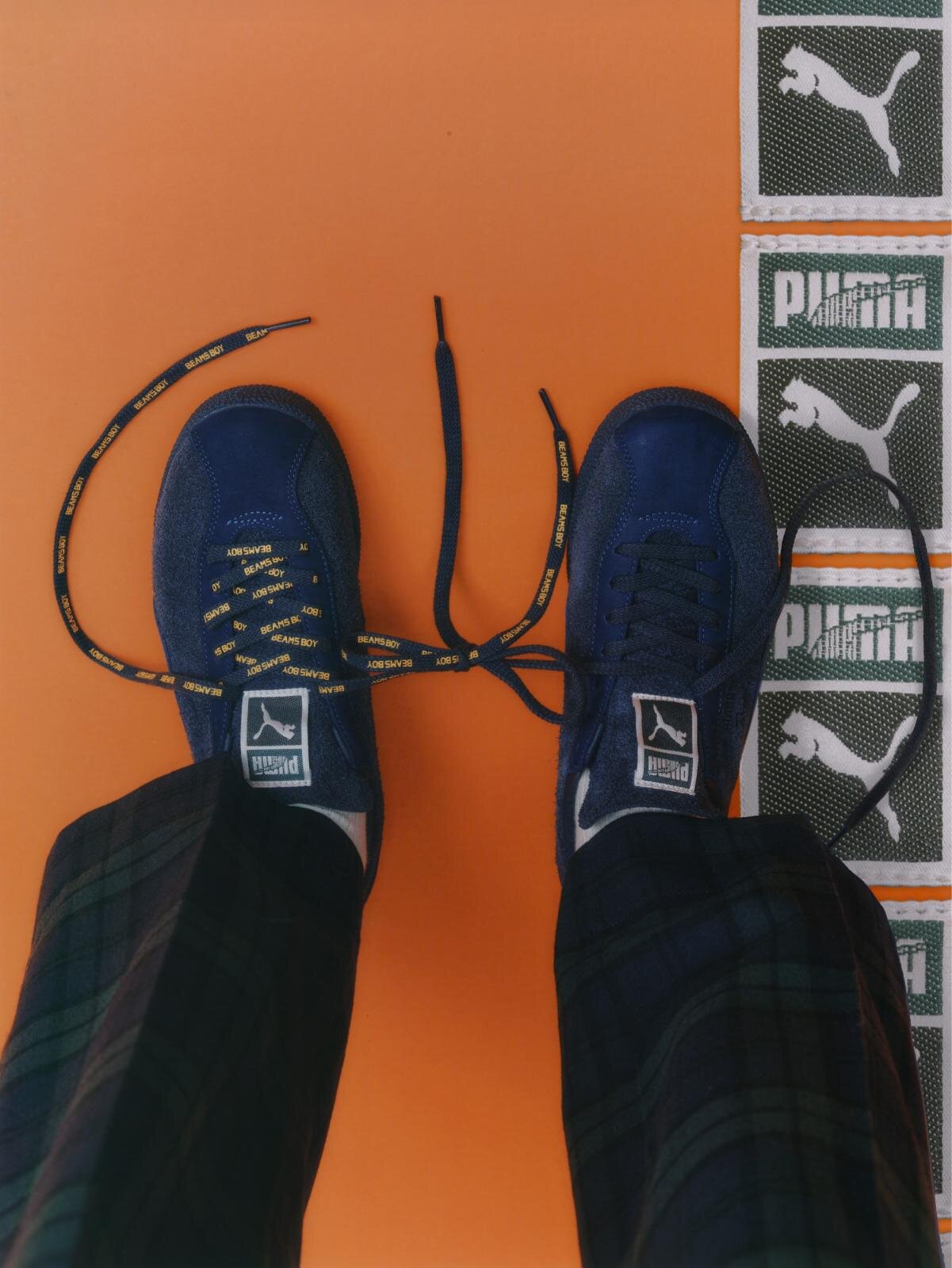 ビームス ボーイ×プーマのブレザージャケット着想“紺スエード”スニーカー、チェック柄など靴紐4本付属｜写真2