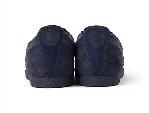 ビームス ボーイ×プーマのブレザージャケット着想“紺スエード”スニーカー、チェック柄など靴紐4本付属｜写真3