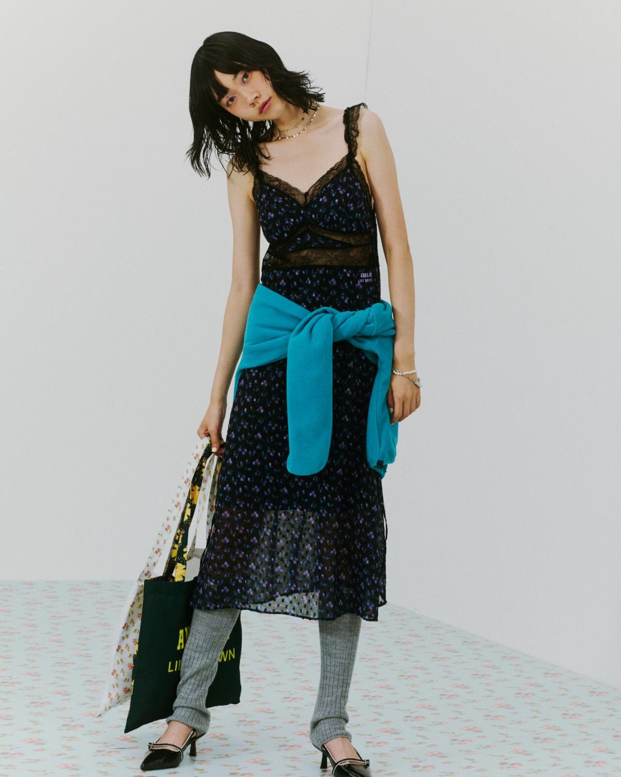 リリー ブラウン×アナ スイ、“スパンコール煌めく”花柄カーディガン＆レース重ねたキャミワンピ｜写真54