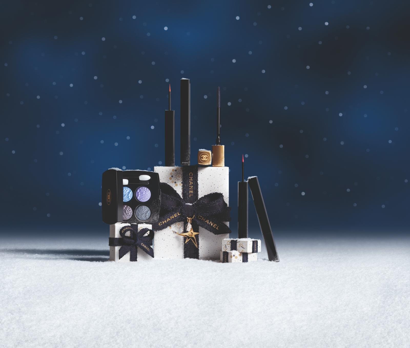 シャネル2025年クリスマスコスメ"宇宙・星空着想”夜空イメージの寒色アイシャドウやチーク｜写真1