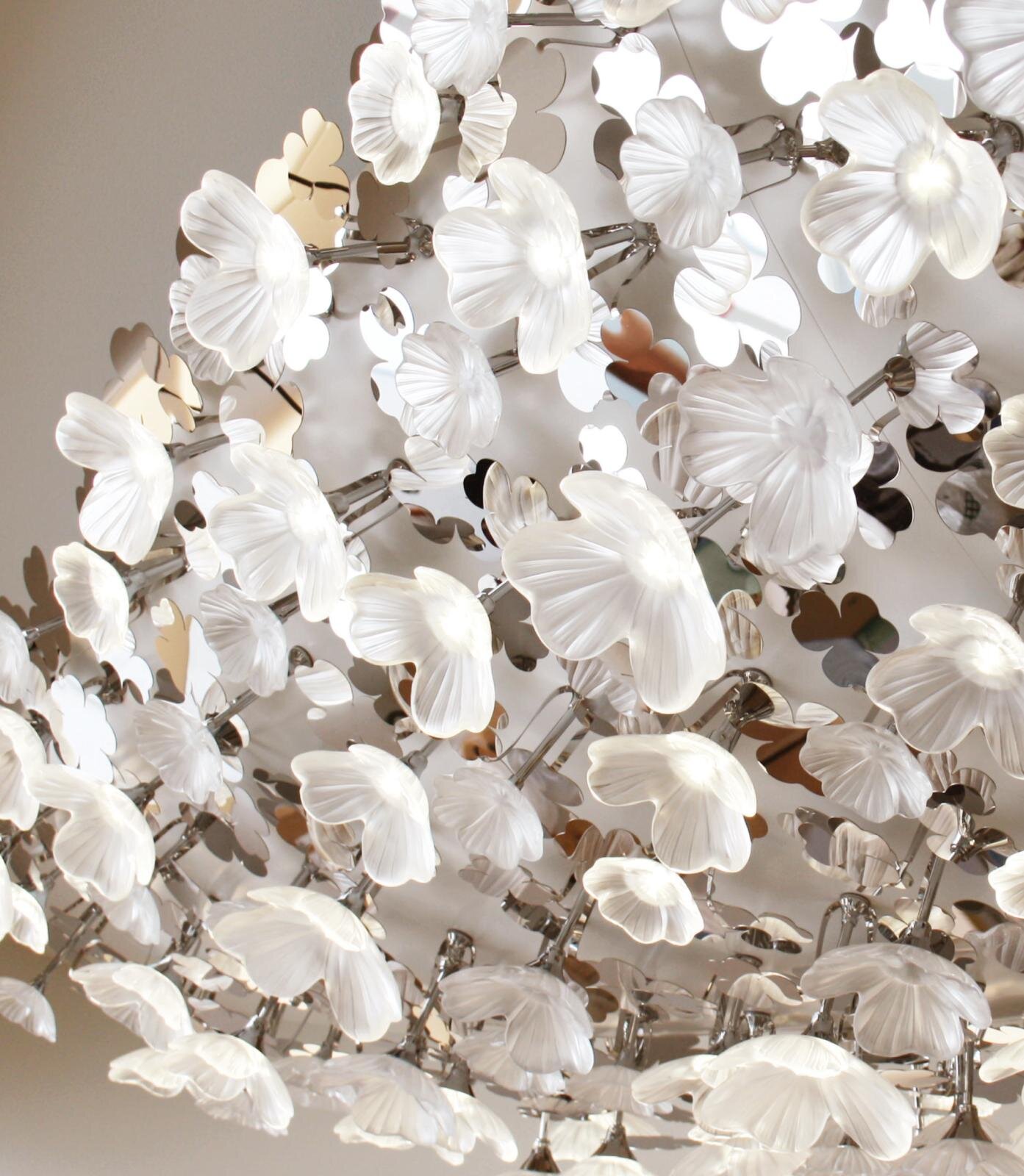 ミキモト×ラリック“幸せ呼ぶ”四つ葉のクローバーが彩るフレグランス、朝露残る庭園のフレッシュな香水｜写真3