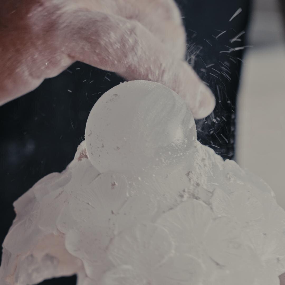 ミキモト×ラリック“幸せ呼ぶ”四つ葉のクローバーが彩るフレグランス、朝露残る庭園のフレッシュな香水｜写真4