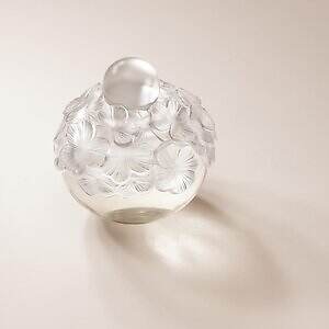 ミキモト×ラリック“幸せ呼ぶ”四つ葉のクローバーが彩るフレグランス、朝露残る庭園のフレッシュな香水｜写真2