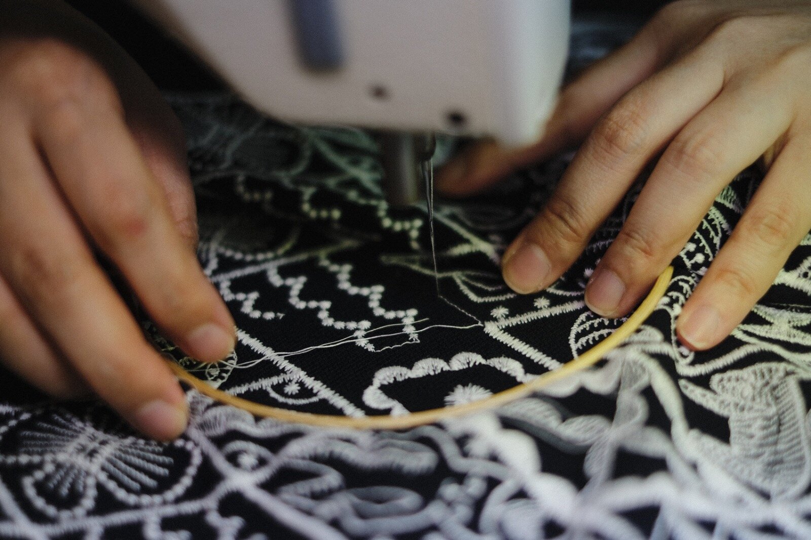 刺繍工場での補修作業 手元風景 Photo: Yayoi Arimoto