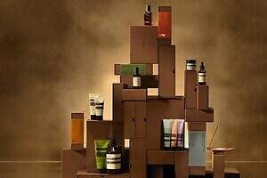 イソップ25年クリスマスコフレ、ウッディ＆ハーバル香るハンド・ボディケアやホームフレグランスキット