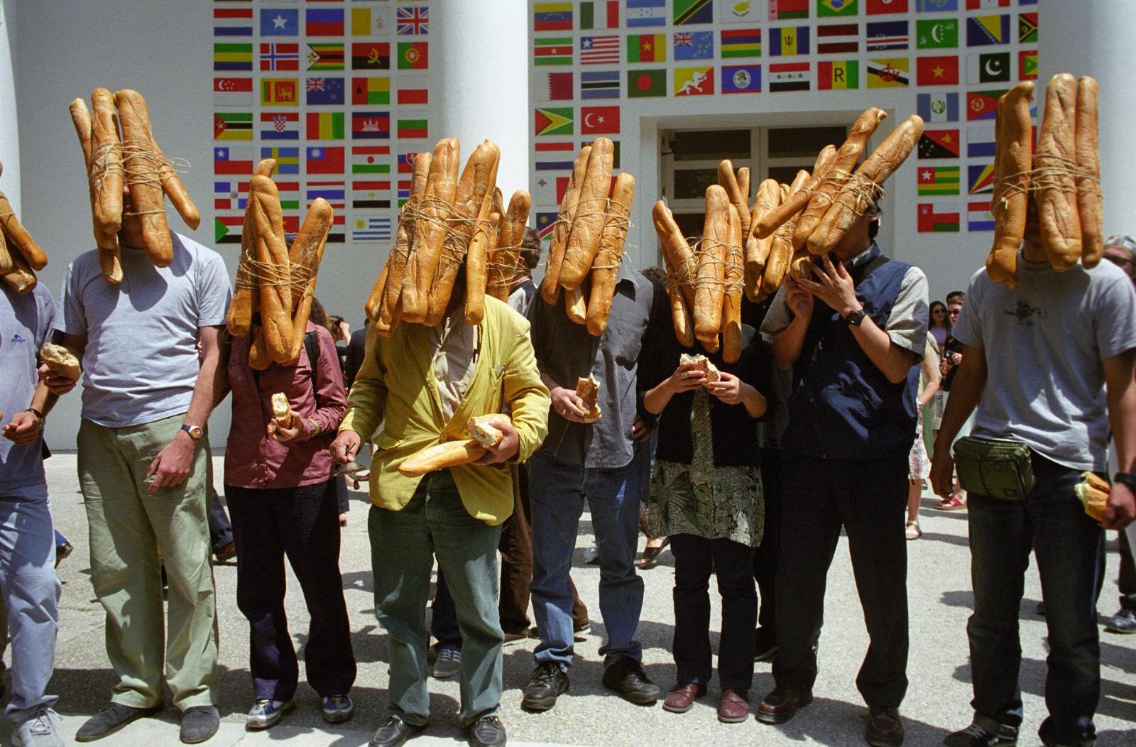 <i width="1600" height="1052">Bread Men</i> at the Venice Biennial 2001 Venice, Italy VENEZIA ※「パン人間」パフォーマンスの再演は10月11日(土) 13:00～14:00に実施