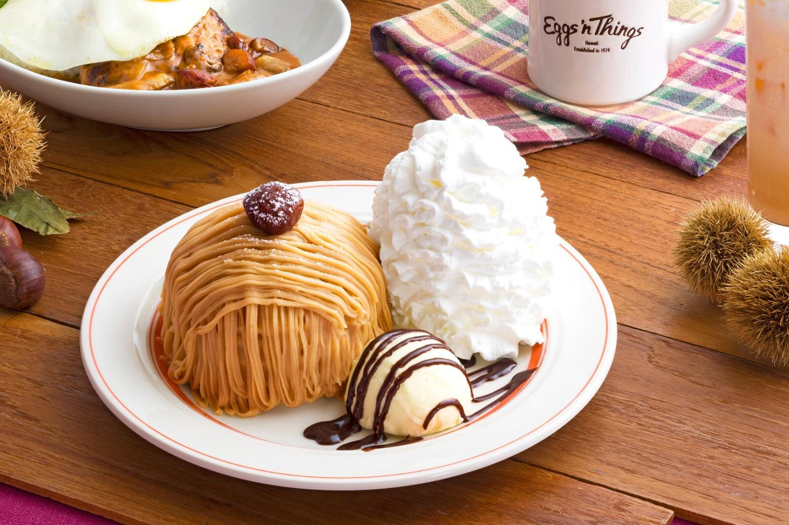 エッグスンシングス秋限定「モンブランパンケーキ」濃厚マロンクリーム×フルーツソース、栗香るティーラテも