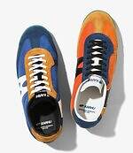 エンジニアド ガーメンツ×カルフ“左右非対称”カラーブロックスニーカー、クロスカントリースキーに着想｜写真2