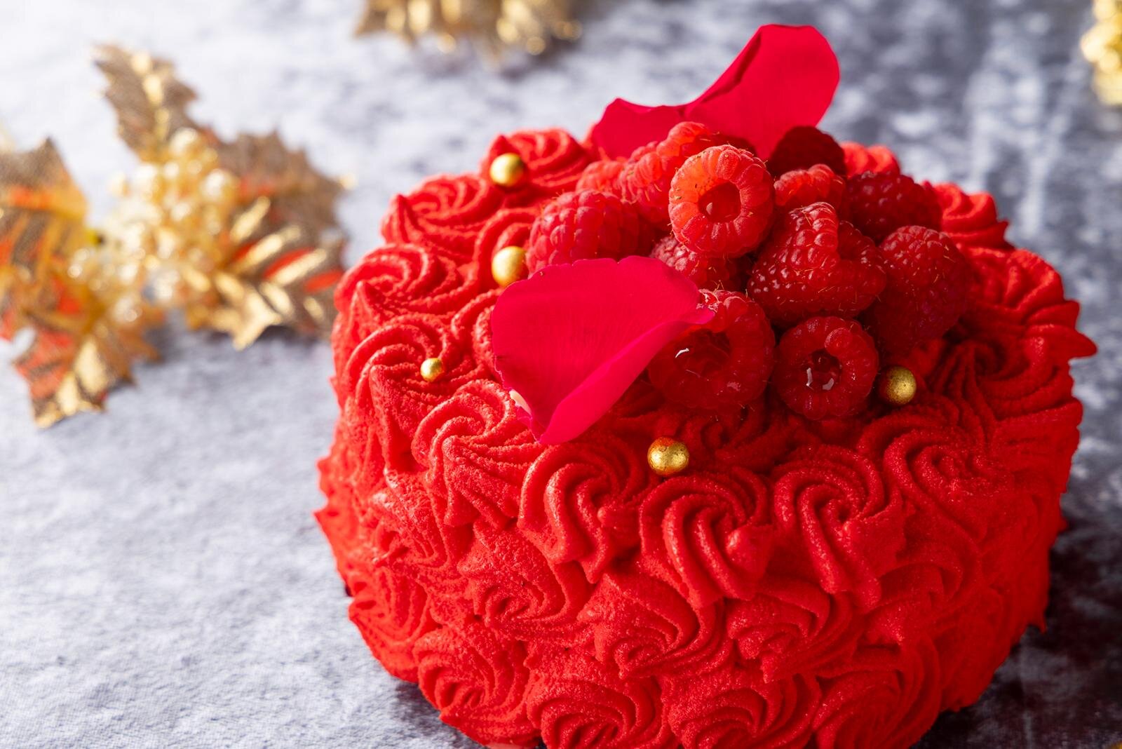 キンプトン新宿東京25年クリスマス、真っ赤に染まるフランボワーズ×ダークチョコやツリー型ケーキ