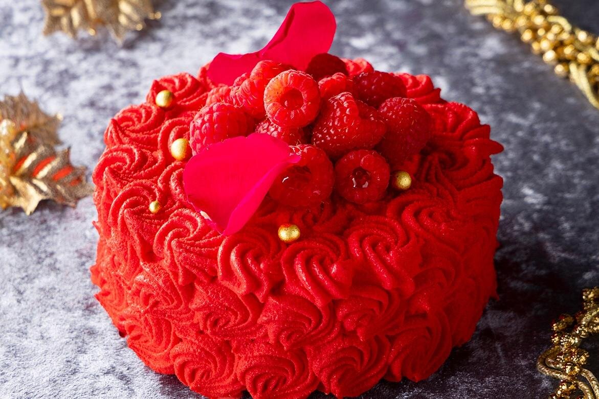 キンプトン新宿東京25年クリスマス、真っ赤に染まるフランボワーズ×ダークチョコやツリー型ケーキ