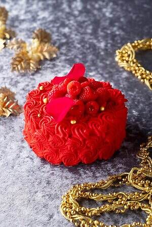 キンプトン新宿東京25年クリスマス、真っ赤に染まるフランボワーズ×ダークチョコやツリー型ケーキ｜写真2