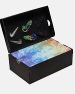 ナイキ × トモ コイズミ“フリルスウッシュ”付きスニーカー、光の角度で変化する鮮やか薄型アッパー｜写真4