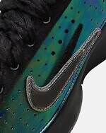 ナイキ × トモ コイズミ“フリルスウッシュ”付きスニーカー、光の角度で変化する鮮やか薄型アッパー｜写真2