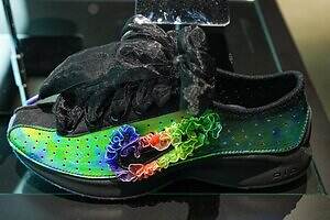 ナイキ × トモ コイズミ“フリルスウッシュ”付きスニーカー、光の角度で変化する鮮やか薄型アッパー