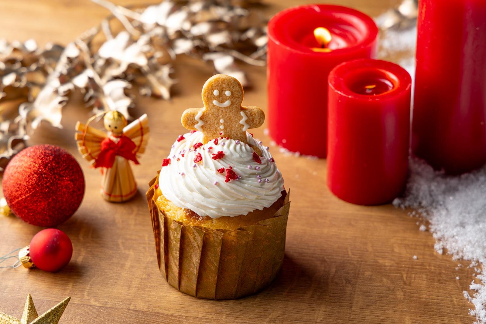 キンプトン新宿東京のクリスマススイーツ、ラズベリーとピスタチオのサンタ風クロッフル＆ツリーマカロン｜写真3