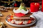 キンプトン新宿東京のクリスマススイーツ、ラズベリーとピスタチオのサンタ風クロッフル&ツリーマカロン