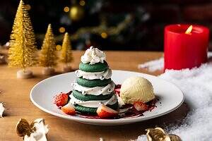 キンプトン新宿東京のクリスマススイーツ、ラズベリーとピスタチオのサンタ風クロッフル＆ツリーマカロン｜写真2