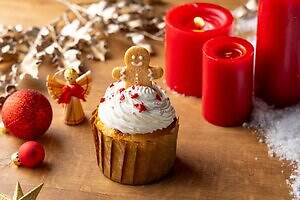 キンプトン新宿東京のクリスマススイーツ、ラズベリーとピスタチオのサンタ風クロッフル＆ツリーマカロン｜写真3