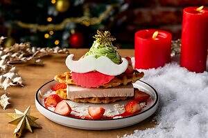 キンプトン新宿東京のクリスマススイーツ、ラズベリーとピスタチオのサンタ風クロッフル＆ツリーマカロン｜写真1