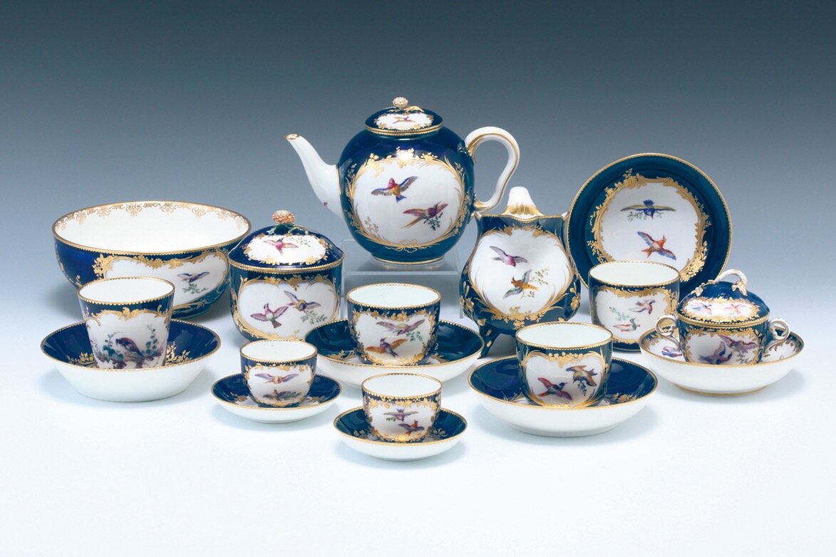 《瑠璃地色絵金彩鳥図ティーサーヴィス》 1754〜59年 個人蔵