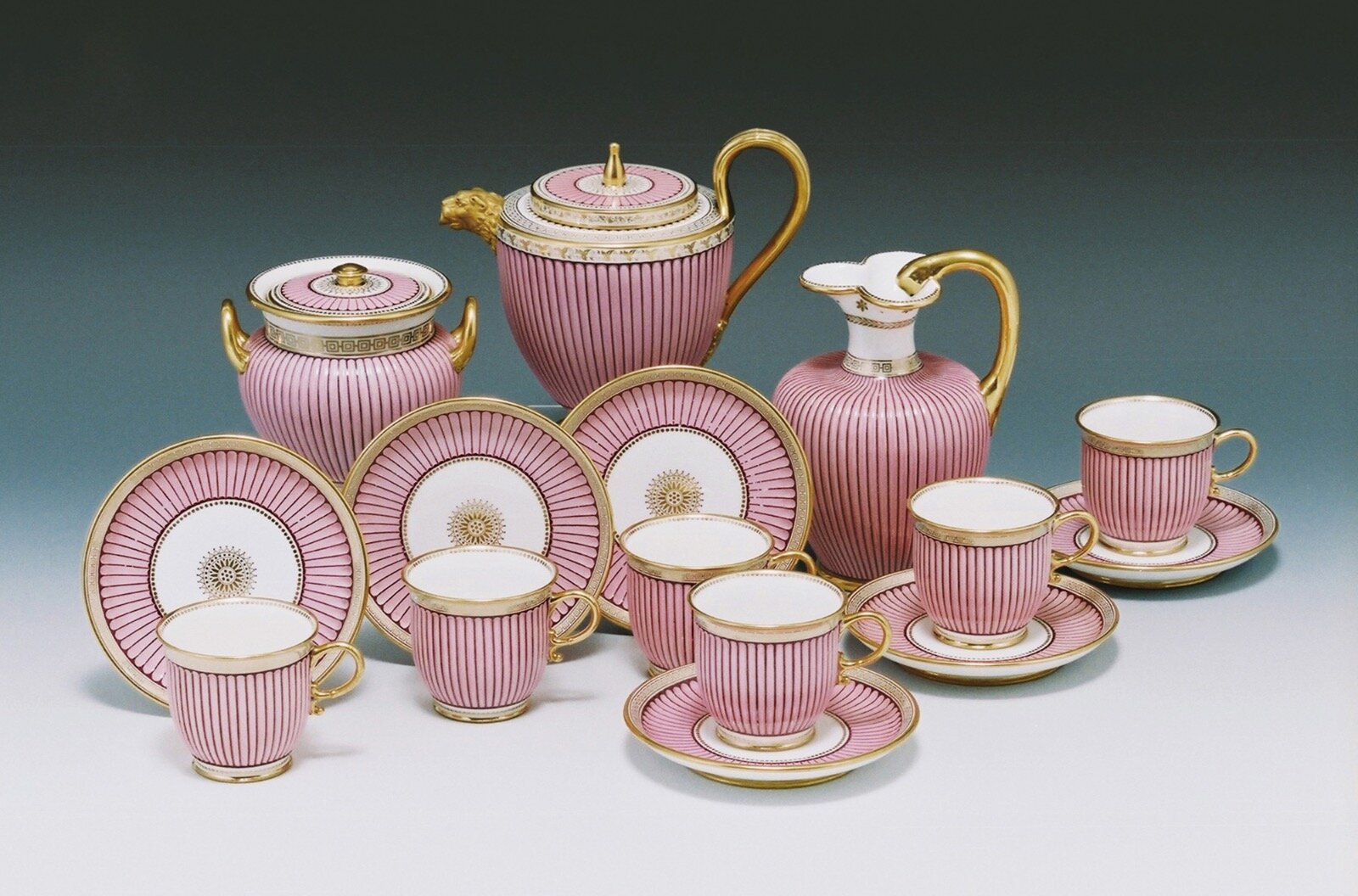 《淡紅地金彩コーヒーサーヴィス》 1838年