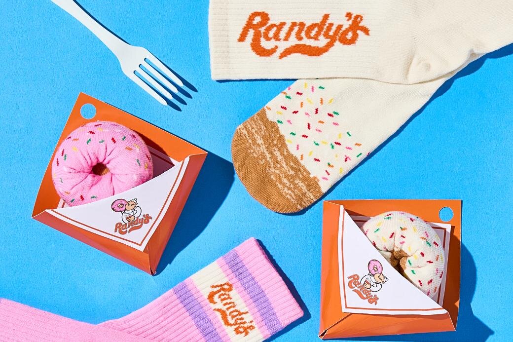 LA発「ランディーズドーナツ」×プラザ、“ドーナツそっくり”ソックスやレトロなロゴ入りマグカップ