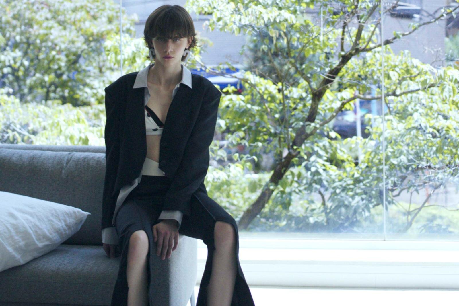 ヨウヘイ オオノ×レイ ビームス“燕尾服”フォルムのジャケット＆パンツ、優雅なドレープで