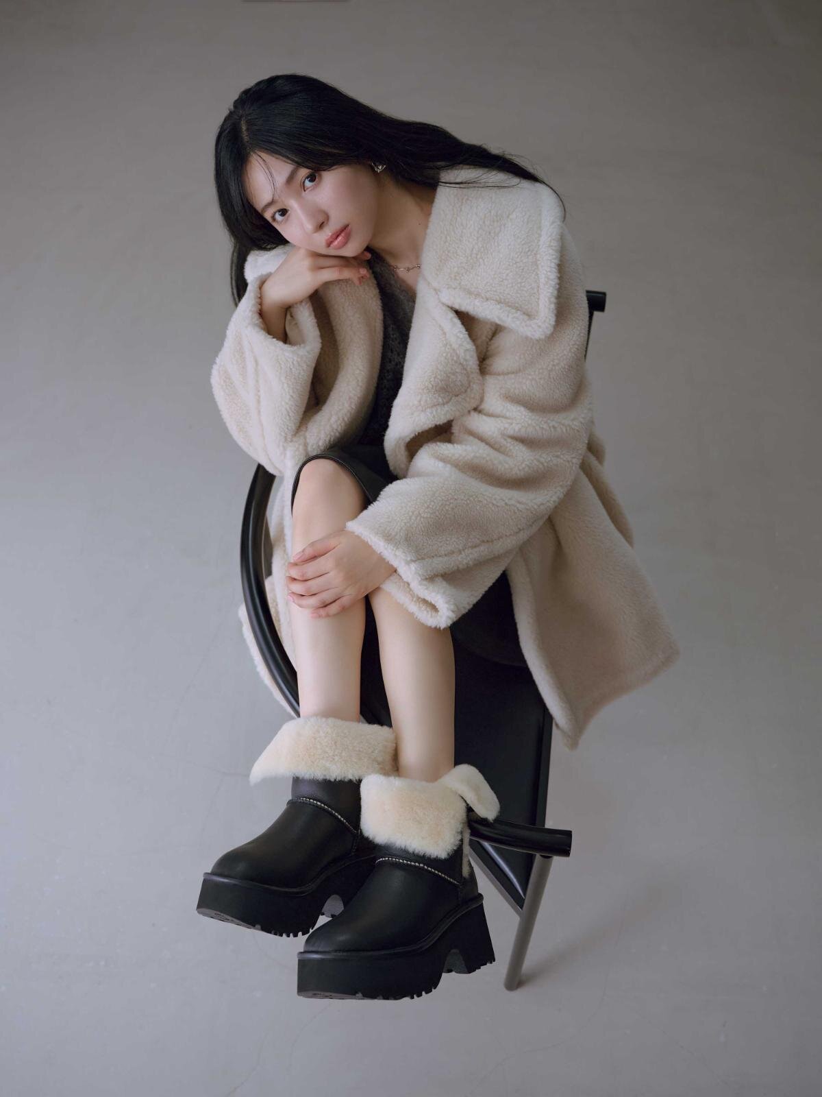 UGGのフレイ アイディー限定厚底シープスキンブーツ、“折り返せる”ボア素材×リアルレザーで｜写真2