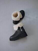 UGGのフレイ アイディー限定厚底シープスキンブーツ、“折り返せる”ボア素材×リアルレザーで｜写真1