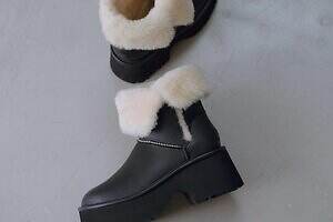 UGGのフレイ アイディー限定厚底シープスキンブーツ、“折り返せる”ボア素材×リアルレザーで
