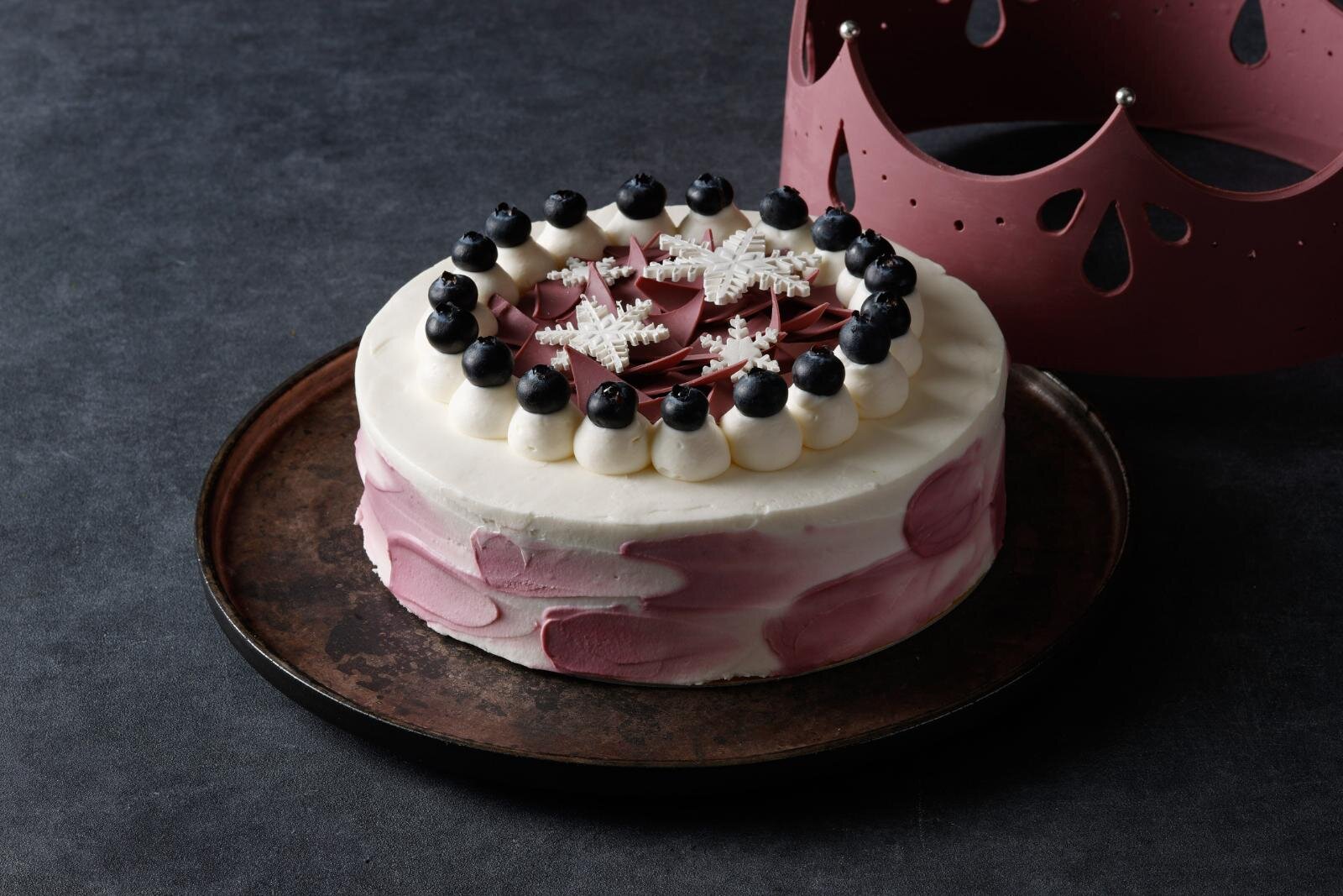 パレスホテル東京25年クリスマス ケーキ、サンタが座る“切り株風”&リース仕立てのピスタチオケーキも｜写真4