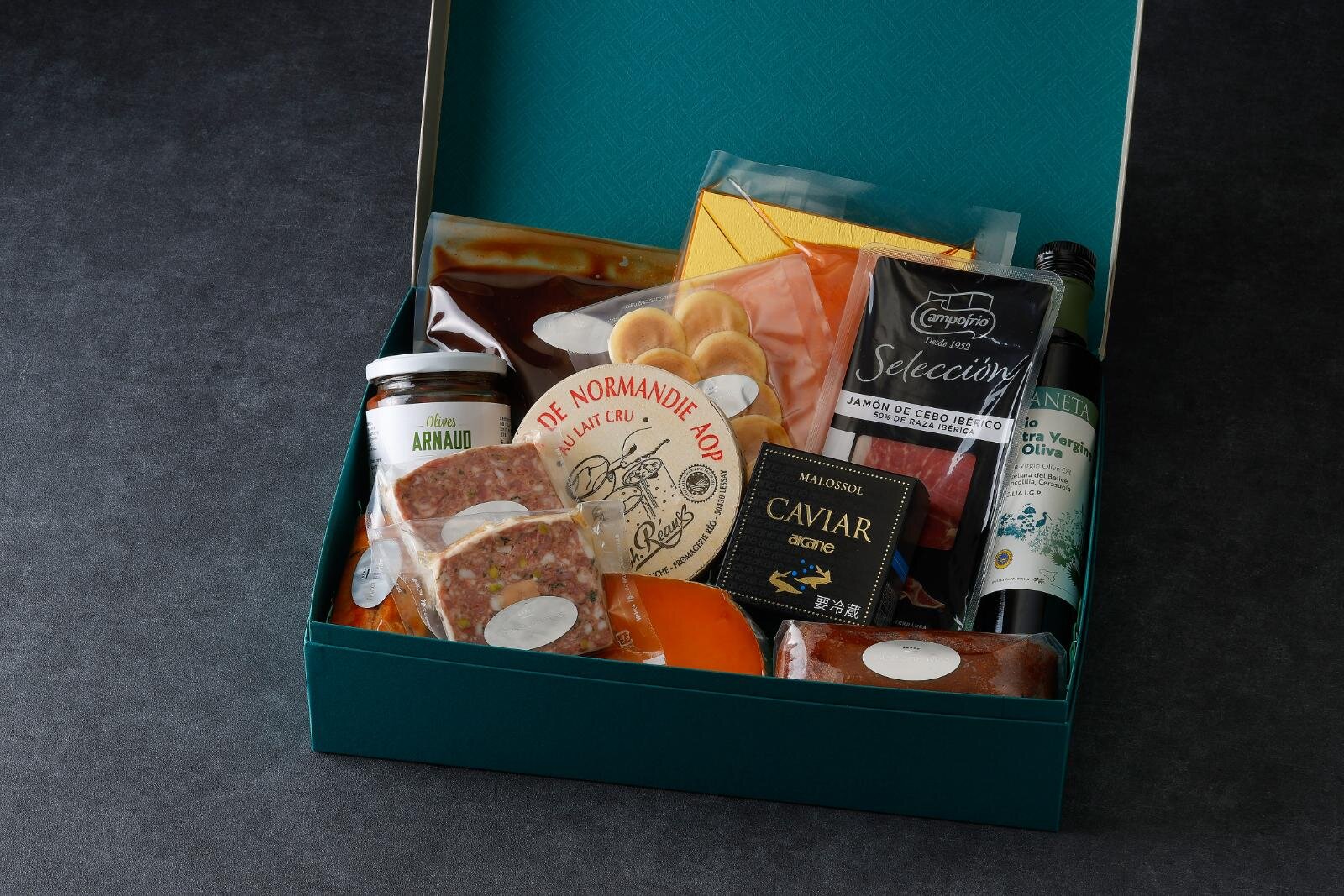 パレスホテル東京25年クリスマス ケーキ、サンタが座る“切り株風”&リース仕立てのピスタチオケーキも｜写真17