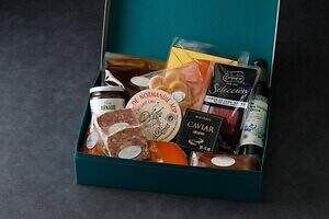 パレスホテル東京25年クリスマス ケーキ、サンタが座る“切り株風”&リース仕立てのピスタチオケーキも|写真17