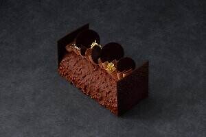 パレスホテル東京25年クリスマス ケーキ、サンタが座る“切り株風”&リース仕立てのピスタチオケーキも|写真8