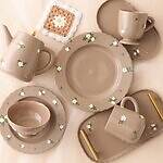 フランフラン“刺繡風フラワー柄”テーブルウェア、ふっくらマグ＆ティーポットで楽しむおうちカフェ｜写真4